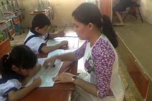 武紅清老師孜孜不倦地輔導學生們。
