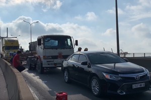 在現場，集裝箱車卡在卡車的車尾和3輛車均處於富美橋的汽車車行道。