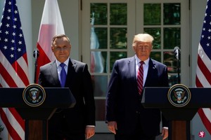 特朗普（右）向波蘭總統杜達承諾，將增派軍人到華沙。 （路透社）