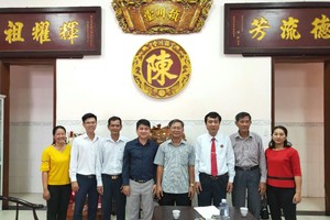 陳氏宗祠理事會與市民族處領導合影。