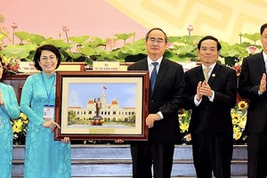 黨中央政治局委員、市委書記阮善仁（右三）向市祖國陣線委員會贈送禮物。