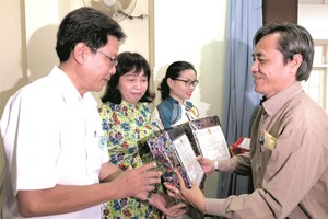 第五郡婦聯會華人幹部周金鳳伉儷獲表彰。