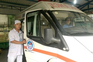 醫護人員與救護車為救人整裝待發。