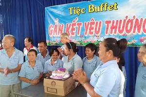 年輕人為殘疾者舉辦生日宴會。