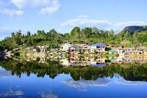 隱藏在郁郁蔥蔥的山區裏，恍如隔世的密窩村。