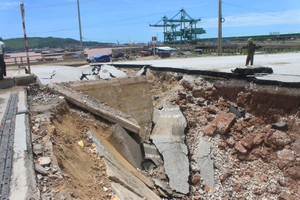 路面突然下陷致２死３傷