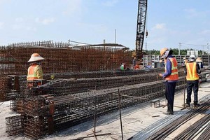 工人在10萬億元治水項目的蕉溝水渠工程上施工。