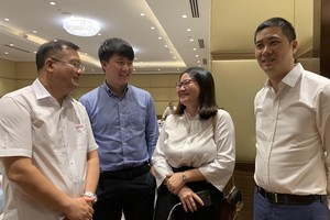 趙騫會長（左一）與理事們交流。