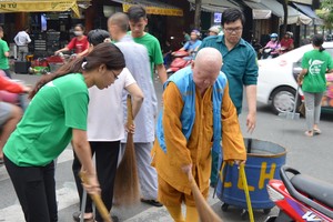 蓮華寺住持釋惟鎮法師參與第七坊清潔街道行動。