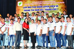 各學員與市和郡領導合照。