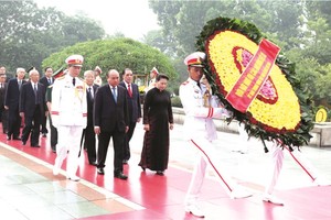 黨政領導敬獻花圈緬懷英雄烈士