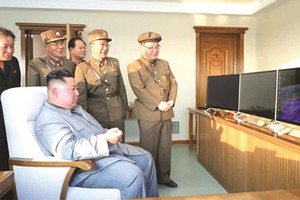 金正恩（就坐者）觀看試射過程。