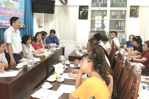 郡經濟科副科長陳越勇正向商販介紹有關如何申請企業註冊執照。