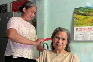 華人烈士遺孤陳蓮照顧患病的革命老前輩劉桂。