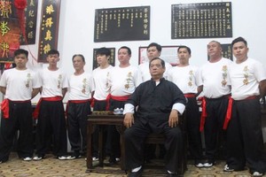 勝義龍獅團員與師傅合照。