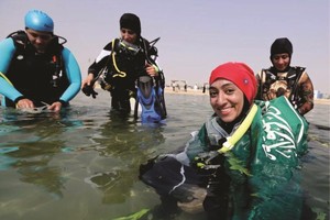 沙特婦女在海灘體驗潛水。