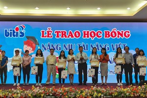 平仙公司總經理尤麗娟向優秀子弟頒發獎學金。