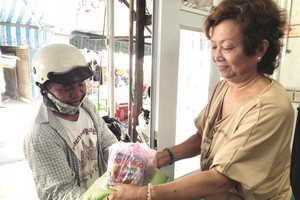 曾瑞芳女士向窮人發送禮物。