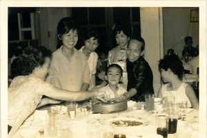 自梳女－－黃桃姑婆（穿黑衣）上世紀七十年代中旬為一華人婚禮擔當大妗姐。