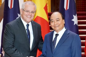 政府總理阮春福與澳大利亞總理 斯科特親切握手。