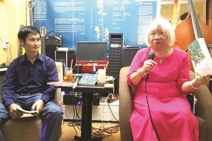 竹絲（左）和尹玲（右）在發佈會上交流。