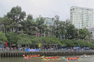 眾多運動員參加傳統划龍船賽