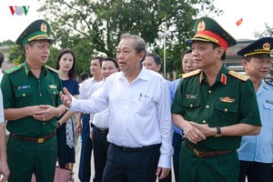 由黨中央政治局委員、政府常務副總理張和平率領工作團昨(24)日上午，前往廣寧省芒街市一帶視察走私、商業詐騙與贗品防打工作。