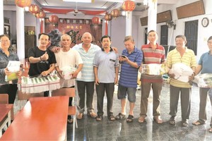 寧和補習班接受芽莊華人贈送桌椅和書籍。