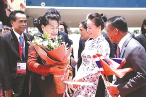 泰國代表與越南僑胞在機場歡迎國會主席阮氏金銀。　　　　　　　　　　