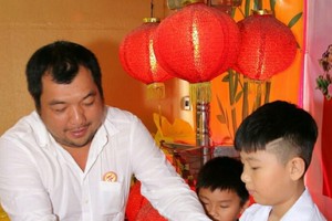 常值副會長林栢財向學生頒發獎學金。