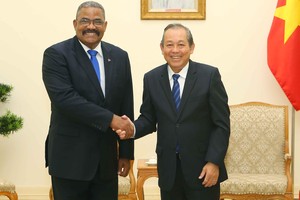 政府常務副總理張和平昨(26)日在政府辦事處接見了由古巴最高人民法院院長魯文‧雷米西奧‧費羅率領正在越南進行訪問的代表團。