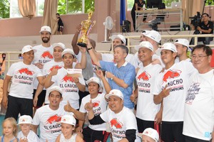 大亞集團領導向冠軍隊頒獎合照。