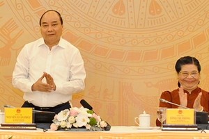 政府總理、黨“十三大籌備”社經小組組長阮春福昨(26)日上午，在河內主持了向黨、國家及越南祖國陣線原領導徵詢文件草案意見會議。