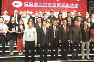 吳駿總領事(前排右四) 與新屆理監事合影。