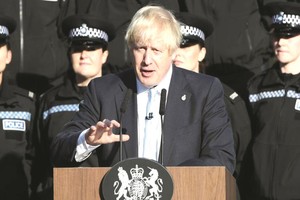 約翰遜在一間警察培訓中心發表演講。