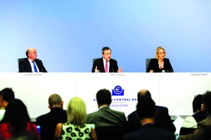 歐洲央行行長德拉吉（中）在新聞發佈會上介紹情況。