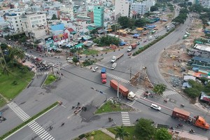 新順加工出口區前的阮文靈與黃晉發四岔路口。