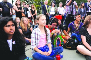 環保小鬥士通貝里出席示威活動。