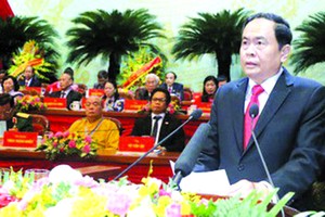 越南祖國陣線委員會 主席陳清敏在會議上致詞。