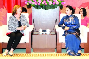 國會主席阮氏金銀昨(20)日下午在國會大廈接見了法國參議院所屬的法越友好議員小組主席、參議員凱薩琳‧多羅舍女士。