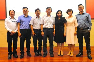 齊滬揚教授（右四）與市師範大學中文系老師合影。