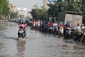 本市許多條街道因潮汛而受淹。