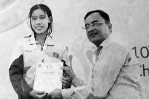 武氏芳英在領獎台上。