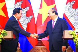 　　阮春福總理和洪森總理在進入會談前進行 握手儀式。