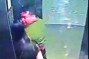 男子在電梯小解引眾怒