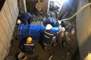 技術人員正維修本市輸水管道。