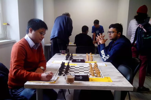 阮文輝棋手（左）