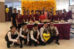 愛華大酒樓總經理關漪鏇（後排左起第七位）與員工慶祝生日。