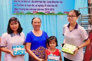 文麗儀大娘向街區的優秀生頒發獎品。