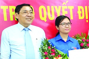 華人幹部王青柳昨(31)日獲市委常務處頒授調任《決定》，指定參加2015-2020年任期第六郡黨部執委會委員。